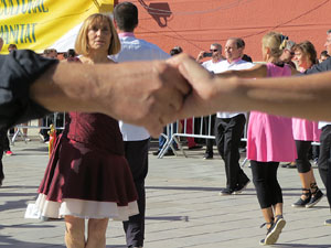78&egrave; concurs de Colles Sardanistes amb la cobla Ciutat de Girona a la pla&ccedil;a de Francesc Calvet i Rubalcaba