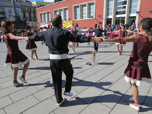 78&egrave; concurs de Colles Sardanistes amb la cobla Ciutat de Girona a la pla&ccedil;a de Francesc Calvet i Rubalcaba
