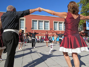 78&egrave; concurs de Colles Sardanistes amb la cobla Ciutat de Girona a la pla&ccedil;a de Francesc Calvet i Rubalcaba