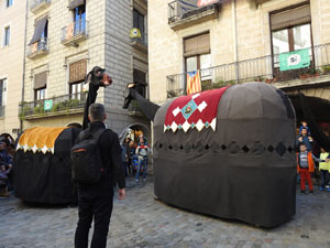 Fires 2018. Passejada de Fires de la Mula Baba i representaci&oacute; de titelles