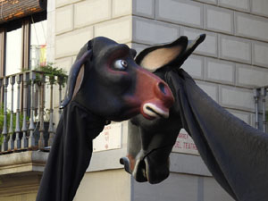 Fires 2018. Passejada de Fires de la Mula Baba i representaci&oacute; de titelles