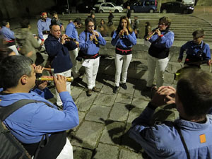 Fires 2018. Pujada d'un pilar per les escales de la Catedral, a càrrec dels Marrecs de Salt