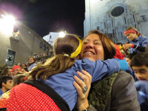 Fires 2018. Pujada d'un pilar per les escales de la Catedral, a c&agrave;rrec dels Marrecs de Salt