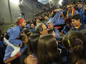 Fires 2018. Pujada d'un pilar per les escales de la Catedral, a c&agrave;rrec dels Marrecs de Salt