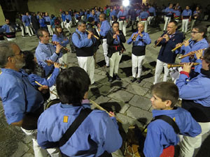 Fires 2018. Pujada d'un pilar per les escales de la Catedral, a càrrec dels Marrecs de Salt