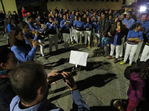 Fires 2018. Pujada d'un pilar per les escales de la Catedral, a càrrec dels Marrecs de Salt