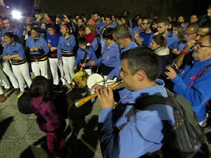 Fires 2018. Pujada d'un pilar per les escales de la Catedral, a càrrec dels Marrecs de Salt