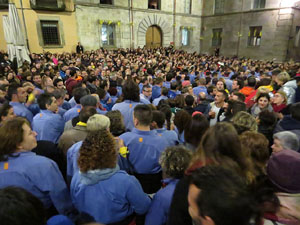 Fires 2018. Pujada d'un pilar per les escales de la Catedral, a càrrec dels Marrecs de Salt