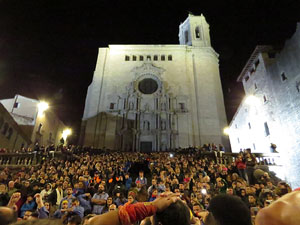 Fires 2018. Pujada d'un pilar per les escales de la Catedral, a càrrec dels Marrecs de Salt