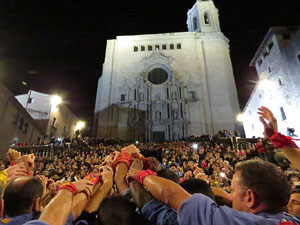 Fires 2018. Pujada d'un pilar per les escales de la Catedral, a càrrec dels Marrecs de Salt