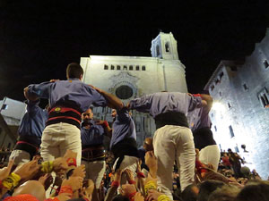 Fires 2018. Pujada d'un pilar per les escales de la Catedral, a càrrec dels Marrecs de Salt