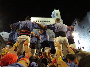 Fires 2018. Pujada d'un pilar per les escales de la Catedral, a càrrec dels Marrecs de Salt