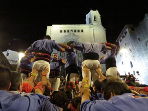 Fires 2018. Pujada d'un pilar per les escales de la Catedral, a càrrec dels Marrecs de Salt