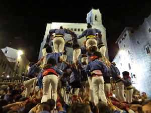 Fires 2018. Pujada d'un pilar per les escales de la Catedral, a càrrec dels Marrecs de Salt