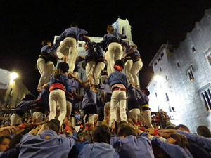 Fires 2018. Pujada d'un pilar per les escales de la Catedral, a càrrec dels Marrecs de Salt
