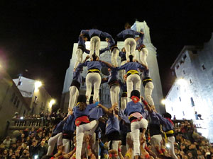 Fires 2018. Pujada d'un pilar per les escales de la Catedral, a càrrec dels Marrecs de Salt