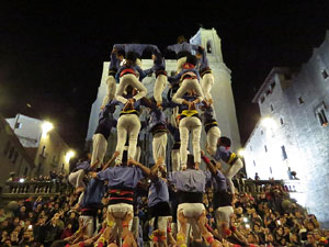 Fires 2018. Pujada d'un pilar per les escales de la Catedral, a càrrec dels Marrecs de Salt