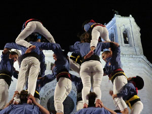 Fires 2018. Pujada d'un pilar per les escales de la Catedral, a càrrec dels Marrecs de Salt