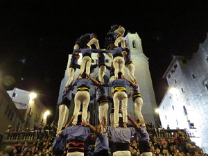 Fires 2018. Pujada d'un pilar per les escales de la Catedral, a càrrec dels Marrecs de Salt