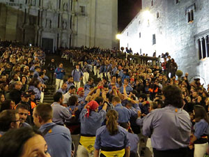Fires 2018. Pujada d'un pilar per les escales de la Catedral, a càrrec dels Marrecs de Salt