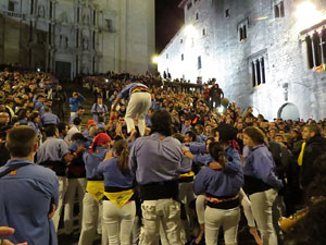 Fires 2018. Pujada d'un pilar per les escales de la Catedral, a càrrec dels Marrecs de Salt