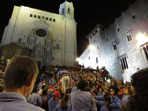 Fires 2018. Pujada d'un pilar per les escales de la Catedral, a càrrec dels Marrecs de Salt