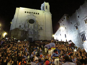 Fires 2018. Pujada d'un pilar per les escales de la Catedral, a càrrec dels Marrecs de Salt