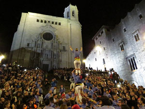 Fires 2018. Pujada d'un pilar per les escales de la Catedral, a càrrec dels Marrecs de Salt