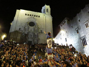 Fires 2018. Pujada d'un pilar per les escales de la Catedral, a càrrec dels Marrecs de Salt