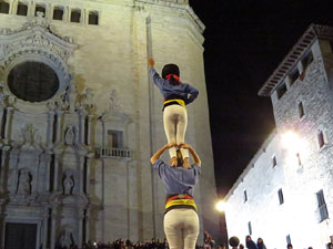 Fires 2018. Pujada d'un pilar per les escales de la Catedral, a càrrec dels Marrecs de Salt