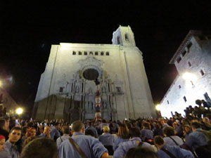 Fires 2018. Pujada d'un pilar per les escales de la Catedral, a càrrec dels Marrecs de Salt