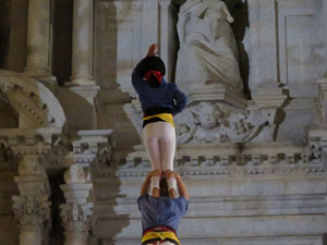 Fires 2018. Pujada d'un pilar per les escales de la Catedral, a c&agrave;rrec dels Marrecs de Salt