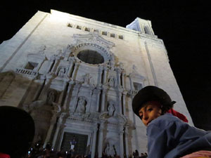 Fires 2018. Pujada d'un pilar per les escales de la Catedral, a c&agrave;rrec dels Marrecs de Salt