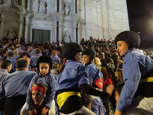 Fires 2018. Pujada d'un pilar per les escales de la Catedral, a c&agrave;rrec dels Marrecs de Salt