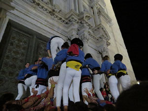 Fires 2018. Pujada d'un pilar per les escales de la Catedral, a c&agrave;rrec dels Marrecs de Salt