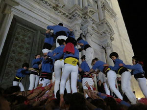 Fires 2018. Pujada d'un pilar per les escales de la Catedral, a c&agrave;rrec dels Marrecs de Salt
