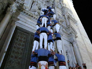 Fires 2018. Pujada d'un pilar per les escales de la Catedral, a c&agrave;rrec dels Marrecs de Salt