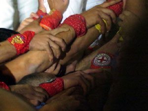 Fires 2018. Pujada d'un pilar per les escales de la Catedral, a c&agrave;rrec dels Marrecs de Salt