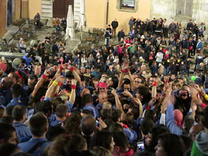 Fires 2018. Pujada d'un pilar per les escales de la Catedral, a c&agrave;rrec dels Marrecs de Salt