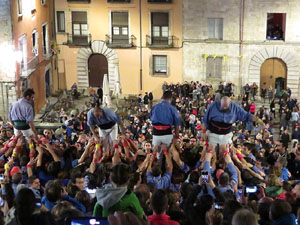Fires 2018. Pujada d'un pilar per les escales de la Catedral, a c&agrave;rrec dels Marrecs de Salt