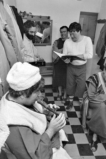 Actors de la companyia teatral Prosc&egrave;nium en un vestuari del Teatre Municipal abans de la representaci&oacute; dels Pastorets. 1981