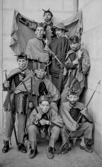 Representaci&oacute; dels Pastorets a l'Hospici. Retrat dels dimonis al pati. 1959