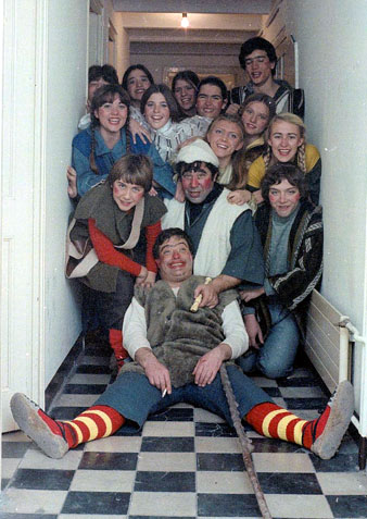 Actors de la companyia teatral Prosc&egrave;nium en un vestuari del Teatre Municipal abans de la representaci&oacute; dels Pastorets. 1981