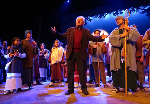 Joan Ribas dirigint l'assaig de 'Els Pastorets' al Teatre Municipal de Girona