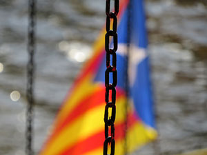 Activitat 'Pengem 2.000 cadenes' sobre el riu Onyar