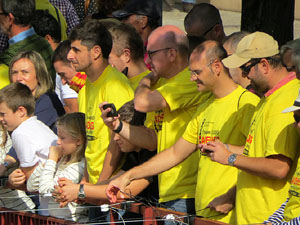 Activitat 'Pengem 2.000 cadenes' sobre el riu Onyar