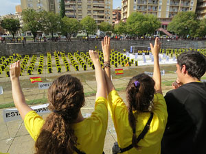 Activitat 'Pengem 2.000 cadenes' sobre el riu Onyar