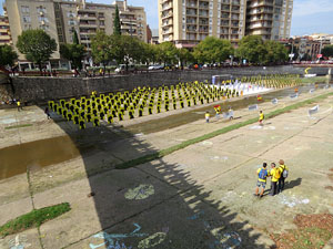 Activitat 'Pengem 2.000 cadenes' sobre el riu Onyar