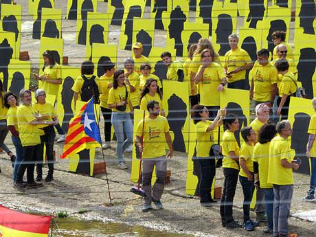 Activitat 'Pengem 2.000 cadenes' sobre el riu Onyar