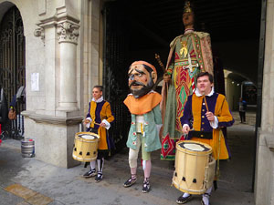 Fires de Sant Narcís 2018. Toc de rams. Canvi dels rams de flors de les gegantes de Girona. Els banderers